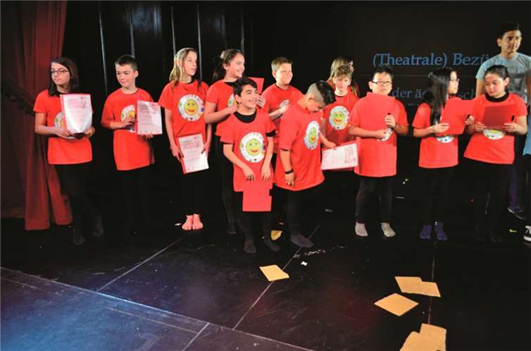 Auf der Kufa Bühne erhielten die neuen Junior-Kulturbotschafter ihre Zertifikate.