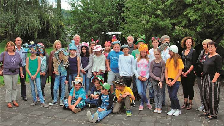 Auf der Kunst-Salon präsentierten die 20 Schülerinnen und Schüler der Klasse 6b der IGS Reamgen persönlich ihre Kreationen auf dem Laufsteg.Thehos