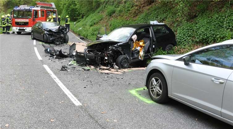 Auf der L205 waren zwei Fahrzeuge aus noch ungeklärter Ursache zusammengestoßen. Fotos: WinklerTV