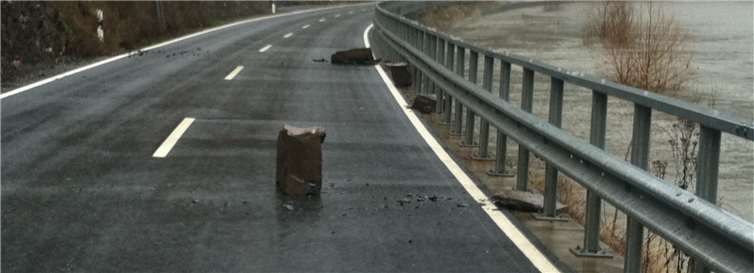 Auf der L98 zwischen Valwig und Bruttig kamen große Felsmengen ins ´Rutschen.LBM