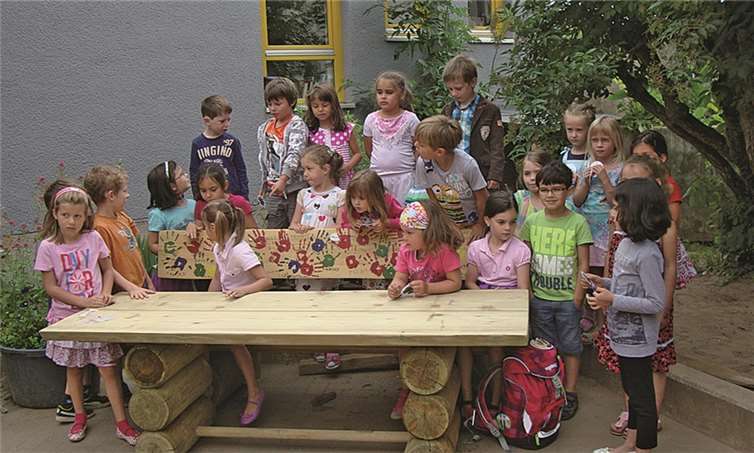 Auf der Lehne der Sitzbank hinterließen die scheidenden Kinder Abdrücke ihrer Hände. privat