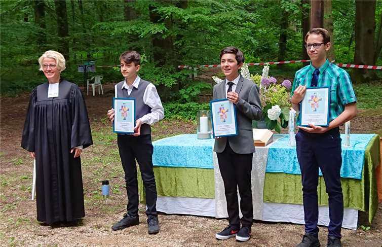 Auf der Lichtung im Bölinger Wald fand die Konfirmation von Ben Zingsheim, Levin Kothmann und Christian Schmitt statt.