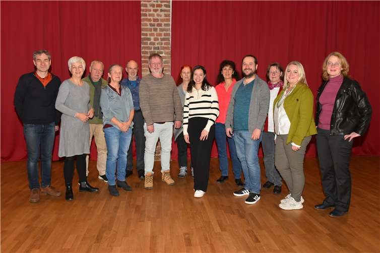 Auf der Liste der GRÜNEN sind auf den ersten 12 Listenplätzen Personen aus allen acht Kommunen vertreten. V.l.n.r.: Dr. Oliver Diehl, Claudia Schmitz, Hubert Rößel, Birgit Stupp, Georg Schiffer, Mathias Heeb, Dr. Natalie Wendisch, Sarah Rößel, Dr. Jasmin Sani, Christoph Scheuer, Jutta Dietz, Verena Örenbas und Wahlleiterin Tabea Rößner, MdB. Foto: Albert Dietz