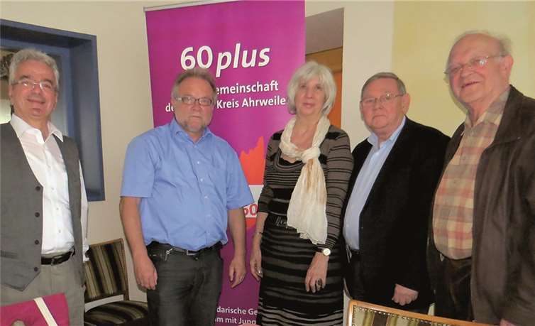 Auf der Mitgliederversammlung der der Arbeitsgemeinschaft 60 plus der SPD im Kreis Ahrweiler (v.li.): Bernd Lang, Kreisvorsitzender der SPD im Kreis Ahrweiler, Werner Jahr, Vorsitzender der AG 60 plus im Kreis Ahrweiler, Elisabeth Graff, Mitglied des Seniorenbeirates Bad Neuenahr, Rudi Frick, stellvertretender Bundesvorsitzender der AWO, Horst Zlobinski, stellvertretender Vorsitzender der AG 60 plus. privat