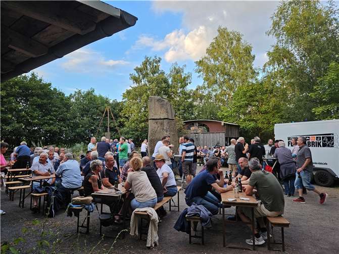 Auf der Museumslay klang der „Blaue Montag“ bei leckerem Essen und kühlem Bier zünftig aus. Foto: Julia Schweitzer/ VG-Verwaltung Mendig