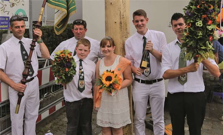 Auf der Niederberger Sonnensteiberkirmes (v.li.): Fahnenträger Burkhard Lewer, Erster Vorsitzender Thomas Wirz, Straußträger Jannik Wirz, Kirmesprinzessin Annabell Rosanka , Kirmesjunge Felix Leßmeister und Straußträger Torben Schlierkamp. PSM