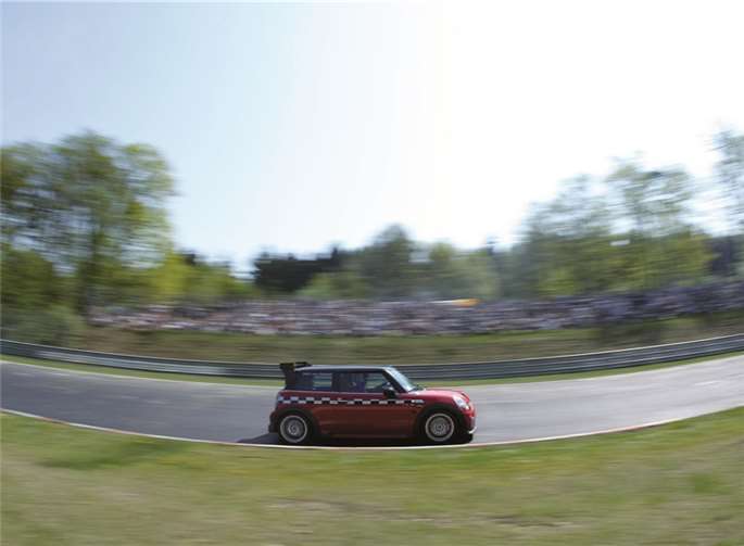 Auf der Nordschleife werden wieder Touristenfahrten angeboten.Nürburgring Betriebsgesellschaft mbH