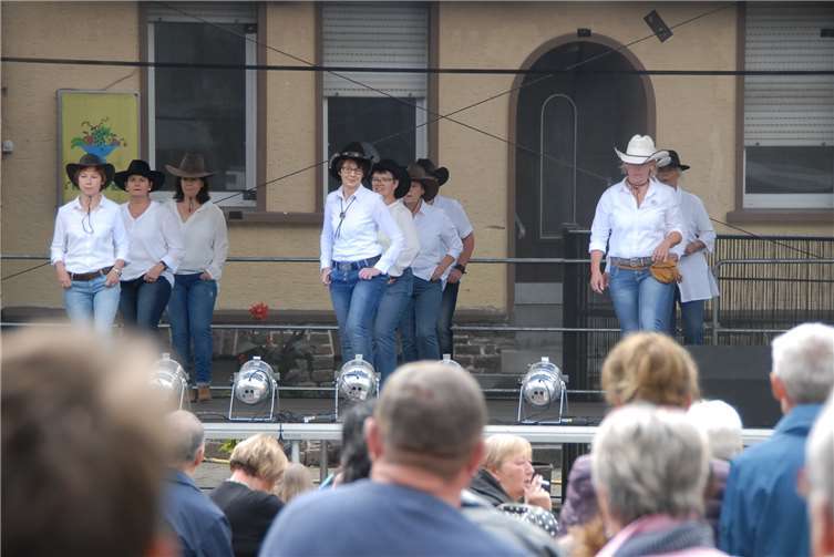 Auf der Open Air-Showbühne am Alexanderplatz tanzten die Line Dancer. Den ganzen Tag wurde hier Programm geboten.