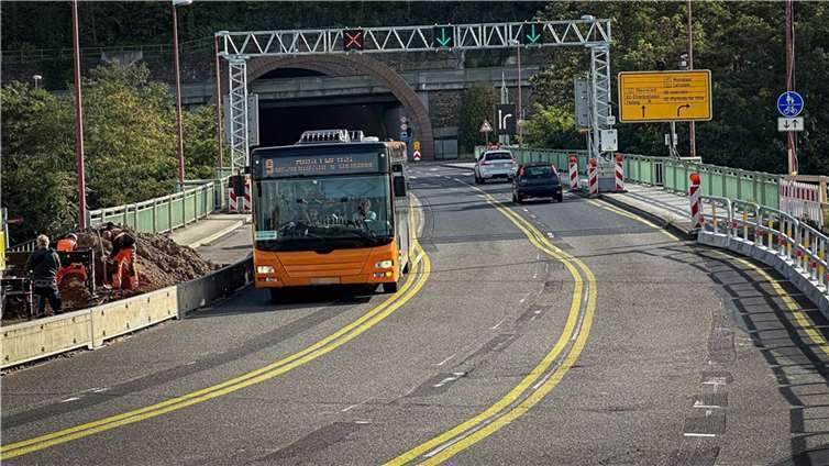 Auf der Pfaffendorfer Brücke werden vom 25. bis 27. Oktober die Fahrbahnmarkierungen jeweils nachts angepasst.  Fotos:  Stadt Koblenz/ Andreas Egenolf 