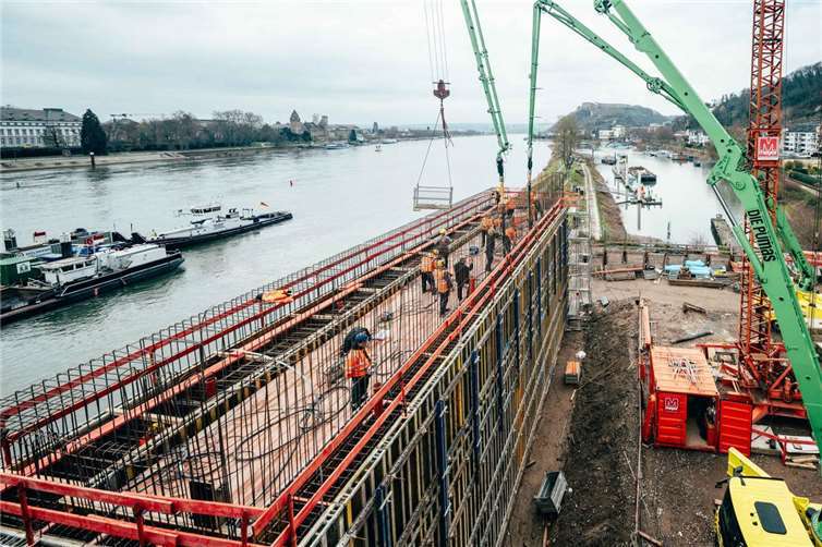 Ein Jahr voller baureicher Tätigkeiten geht zu Ende Auf der Pfaffendorfer und Ehrenbreitsteiner Seite sind die Bauarbeiten für den Brückenneubau in 2024 ein gutes Stück weiter gekommen. So wurde beispielsweise im März das erste Widerlager unweit des Ufers betoniert. Foto: onemorepicture/Thorsten Wagner