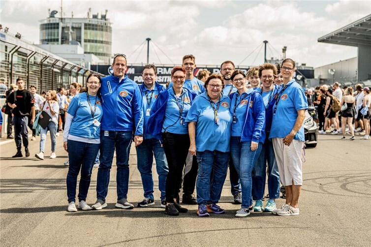 Auf der Pole Position – das Organisationsteam des AC Mayen: Kurz vor dem Start der Michelin 12H Nürburgring