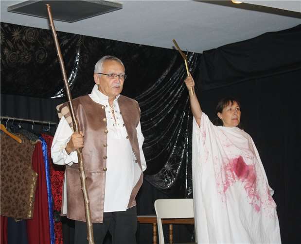 Auf der Pommerner Theaterbühne ging es rustikal zu. Da musste auch ein Kleiderbügel schon mal als Tatwerkzeug herhalten.