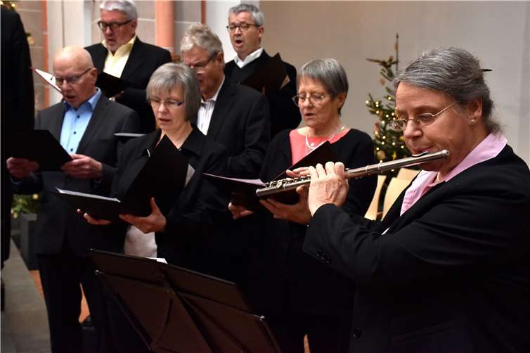 Auf der Querflöte begleitete Michele Winterscheid einige Gesangsvorträge.