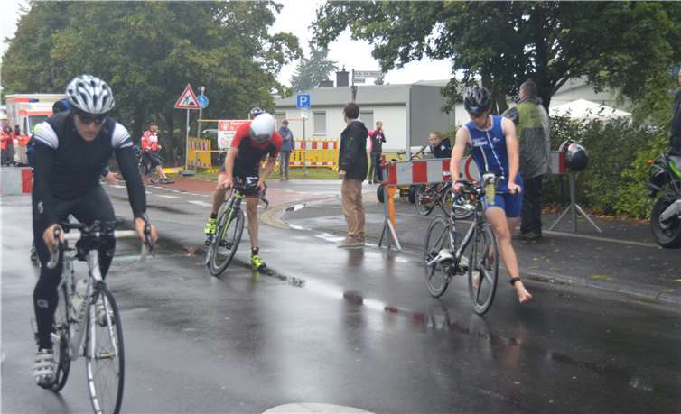 Auf der Radstrecke wurde die feuchte Witterung für einige Sportler zum Problem.