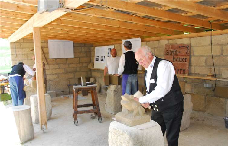 Auf der Rampe stellen die Handwerker ihre Fertigkeiten des Steinmetzhandwerks vor. Ortsgemeinde Weibern