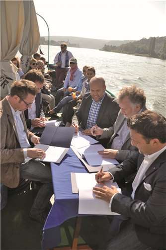 Auf der Rheintour unterschrieben die Stifter die Urkunde, Eltern und Kinder verfolgten den kleinen Festakt auf den Wellen. WM