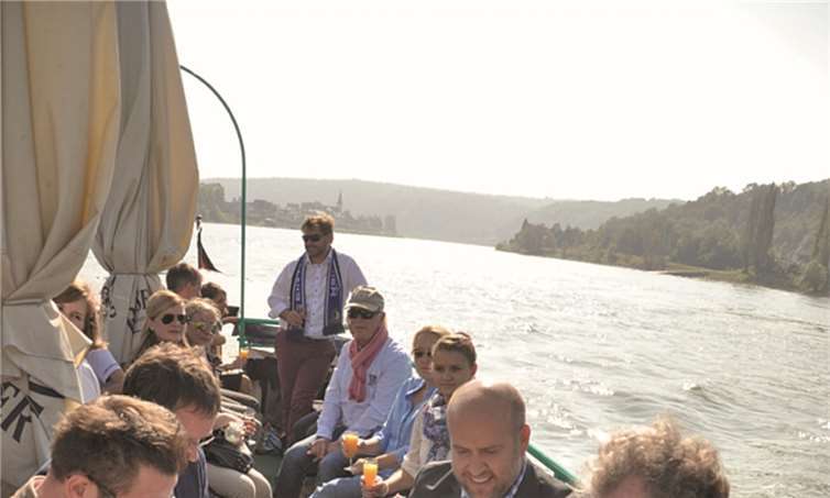Auf der Rheintour unterschrieben die Stifter die Urkunde, Eltern und Kinder verfolgten den kleinen Festakt auf den Wellen. WM