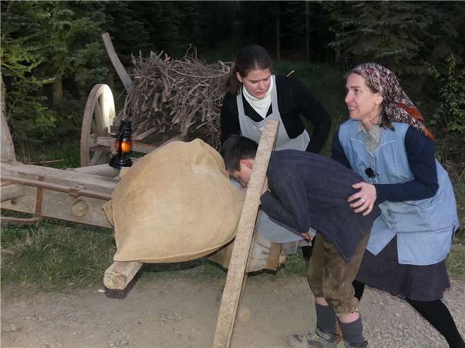 Auf der Rückfahrt vom Holzsammeln ist dat Mättesje mit dem Kopf im Speichenrad des Leiterwagens gelandet.