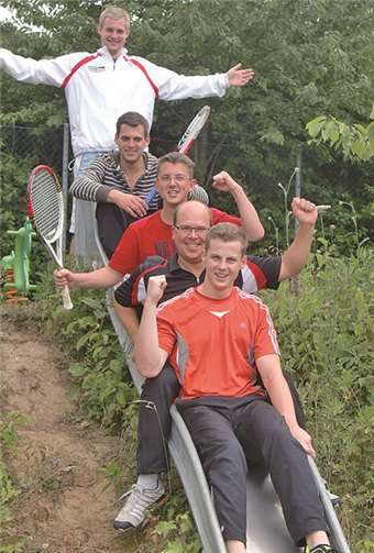 Auf der Rutsche (v.o.n.u.) Jonathan Monix (Mannschaftsführer), Julian Monix, Nick Löcher, Marc Weber, Patrick Weidung.privat