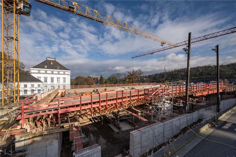 Ein Jahr voller baureicher Tätigkeiten geht zu Ende Auf der Schlosseite war im November bereits die Unterkonstruktion zur Herstellung des Überbaus deutlich zu erkennen. Foto: onemorepicture/Thorsten Wagner