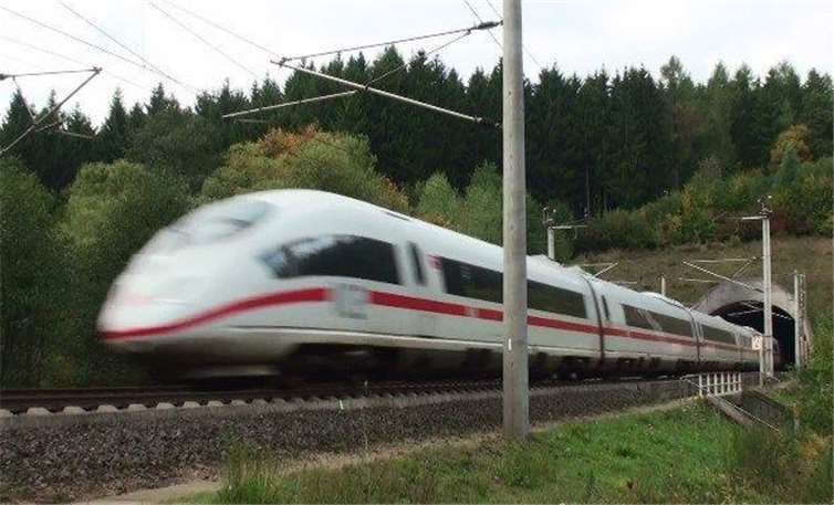 Auf der Schnellfahrstrecke sind ICE-Züge mit bis zu 300 km/h unterwegs. Foto: Bundespolizei