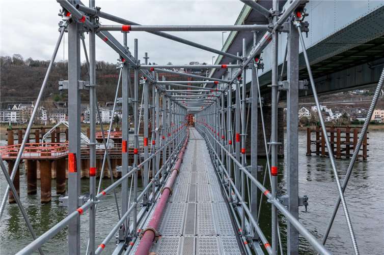 Auf der Seite des Schlosses wurde bereits der Steg zum Spundwandkasten im Rhein errichtet. Nun wird ein weiterer auf der Pfaffendorfer Seite folgen. Der Steg dient unter anderem zur Andienung der Wasserbaustelle. Foto: onemorepicture/ Thorsten Wagner