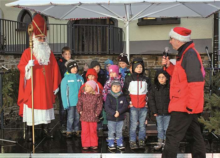 Auf der Showbühne vor der Pfarrkirche präsentierten die Grundschulkinder sowie die Vereinsvertreter ein Unterhaltungsprogramm, in dessen Verlauf auch der Nikolaus zu Gast war. GH