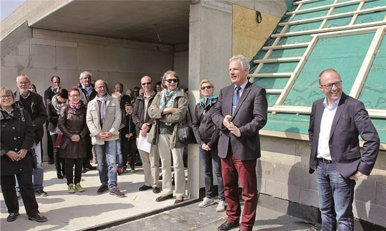 Auf der Sonnenterrasse des Rohbaus würdigte Bürgermeister Stefan Raetz den gelungenen Einstieg in die Entwicklung des Pallotti-Umfeldes (von rechts: Geschäftsführer der G und S Wohnbau GmbH, Jörg Wiskirchen mit Bürgermeister Stefan Raetz).