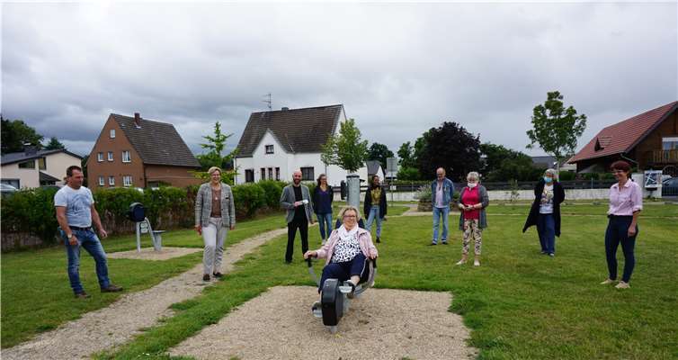 Auf der Spiel-, Sport- und Freizeitanlage in Miel wurden auf Initiative von Ortsvorsteher Arthur Müller entlang des Rundweges sieben Sportgeräte installiert.Foto: Gemeinde Swisttal