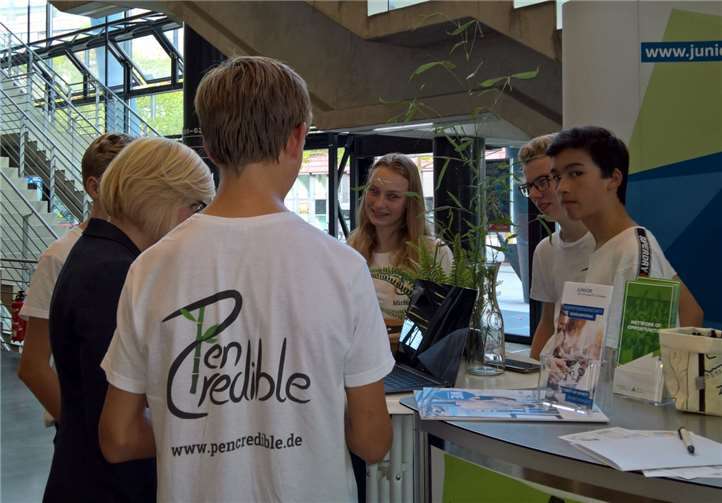 Schülerfirma präsentiert sich bei StartupCon Auf der StartupCon in Köln präsentierten die Schüler ihr Produkt. privat