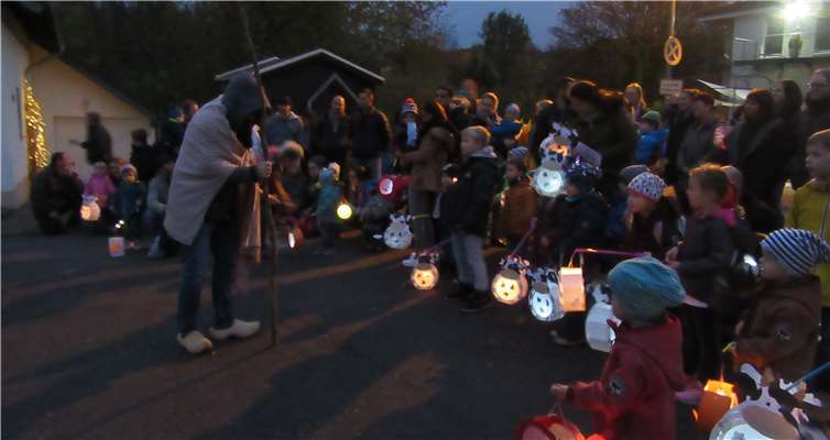 Auf der Straße begegneten die Kinder einem armen Mann. Kurz darauf kam St. Martin hoch zu Ross und beschenkte alle mit leckerem Brot. Privat