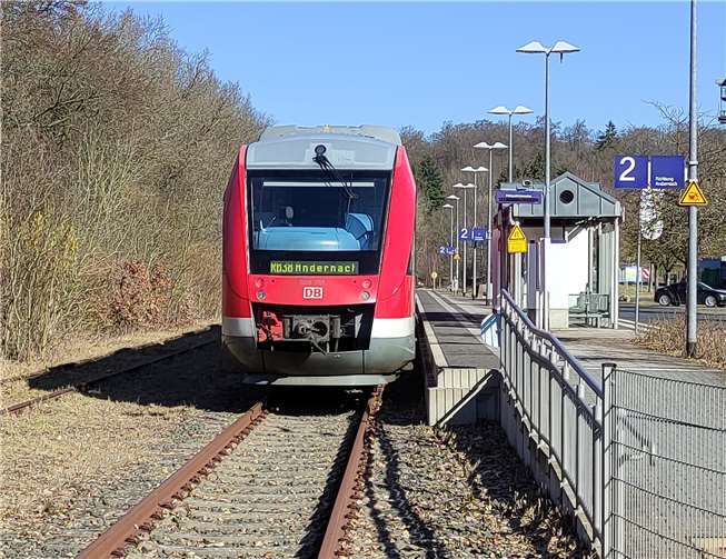 Ab 2024 mit Wasserstoff unterwegs Auf der Strecke „rauf“ nach Kaisersesch soll ein modernes und lokal emissionsfreies Fahrzeug mit Wasserstoffantrieb eingesetzt werden, welches mit einer Reichweite von mehr als 1000 Kilometern den Höhenunterschied von 400 Metern zwischen Andernach und dem aktuellen Endhaltepunkt in Kaisersesch problemlos meistern kann.