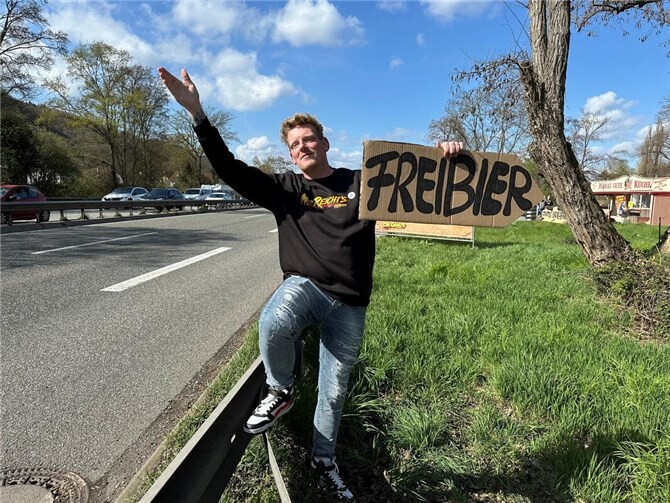 Auf der Suche nach durstigen Menschen: „Die Gräte“ lockte mit kostenlosem Gerstensaft.  Foto: ROB