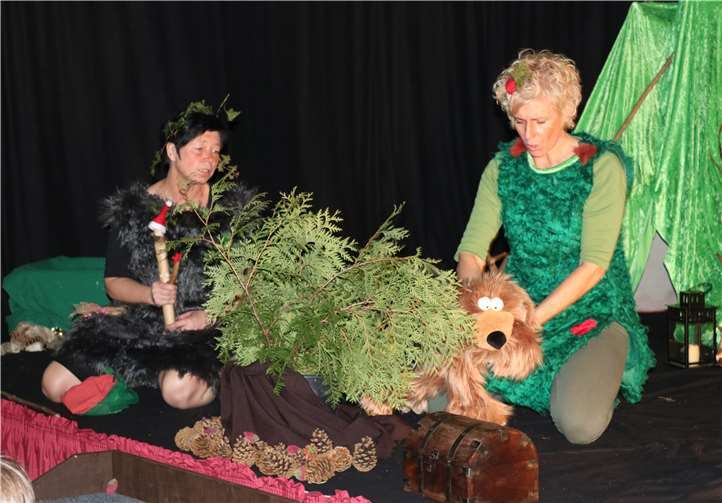 Auf der Suche nach einem Freund trifft Thekla auf den Hund.UP