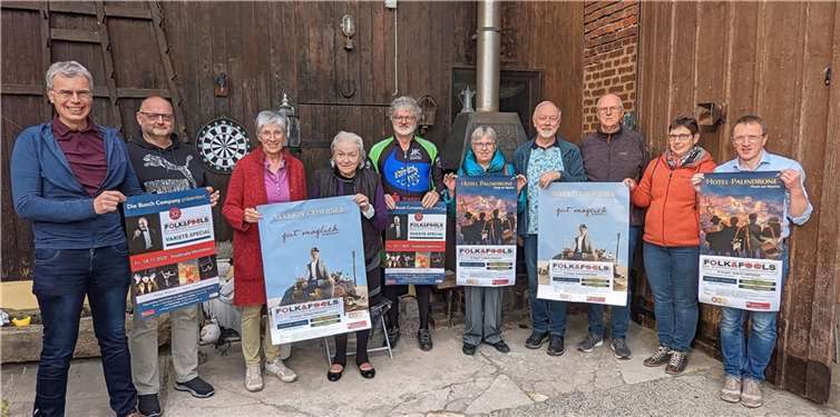 Auf der Suche nach einer Zukunft für die Bühne werben die wenigen verbliebenen Aktiven der Kleinkunstbühne Mons Tabor vor der Kulturscheune in MT-Elgendorf für das 32. Kleinkunstfestival „Folk & Fools“ am 18./19.11.2022 in der Stadthalle Montabaur.  Fotos: KKB