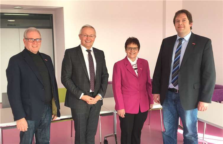 Auf der Suche nach pragmatischen Lösungen und der Vereinbarung eines engeren Austauschs der Kreishandwerkerschaft Rhein-Westerwald und dem Landkreis Neuwied, trafen sich der Vorsitzende der Kreishandwerkerschaft, Rudolf Röser (links), Hauptgeschäftsführerin Elisabeth Schubert (2.v.r.) und Geschäftsführer Michael Braun (rechts) mit dem Neuwieder Landrat Achim Hallerbach.Kreisverwaltung