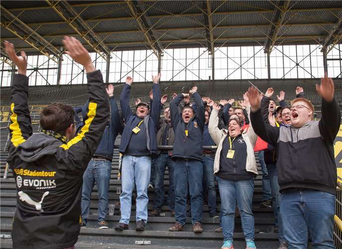 Auf der Südtribüne testeten die Teilnehmer das Echo im Stadion.