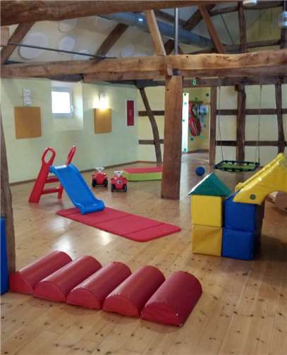 Auf der Tenne im Hof Raaf werden verschiedene Spielecken fürs Klettern, Schaukeln, Rollen, Rutschen etc. aufgebaut.Fotos: privat