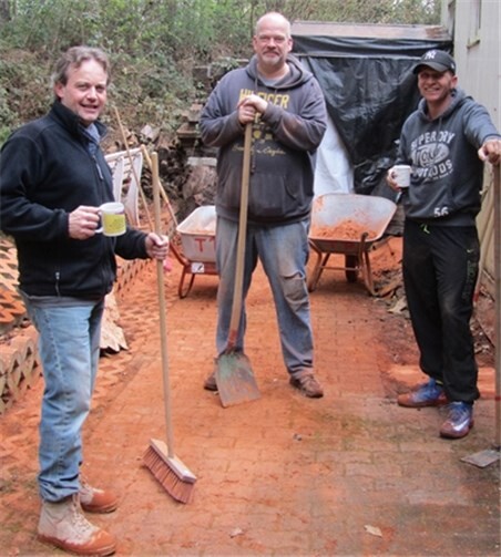 Auf der Tennisanlage in Vettelschoß wurde alles für die Sommersaison hergerichtet.privat