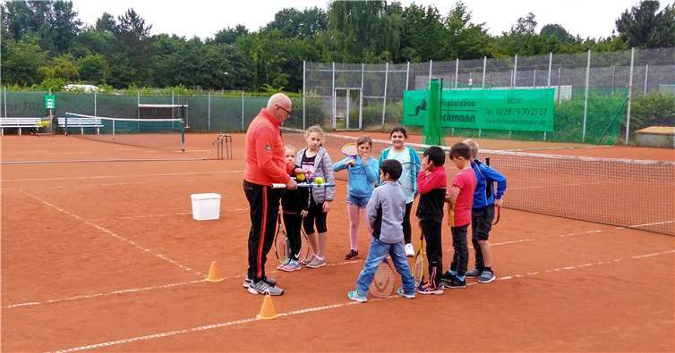 Auf der Tennisanlage machten die Schülerinnen und Schüler erste Erfahrungen mit dem Tennisschläger.
