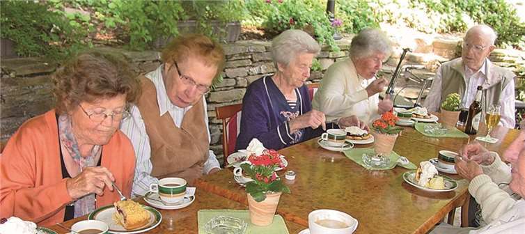 Auf der Terrasse der Brombeerschenke ließen sich die Damen und Herren der Villa Romantica die Brombeerköstlichkeiten schmecken. privat