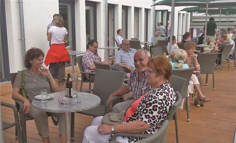 Auf der Terrasse konnten die Besucher ausruhen und den tollen Blick über den Rhein genießen. STUKO