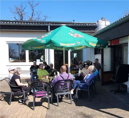 Auf der Terrasse wurde eine Pause eingelegt.