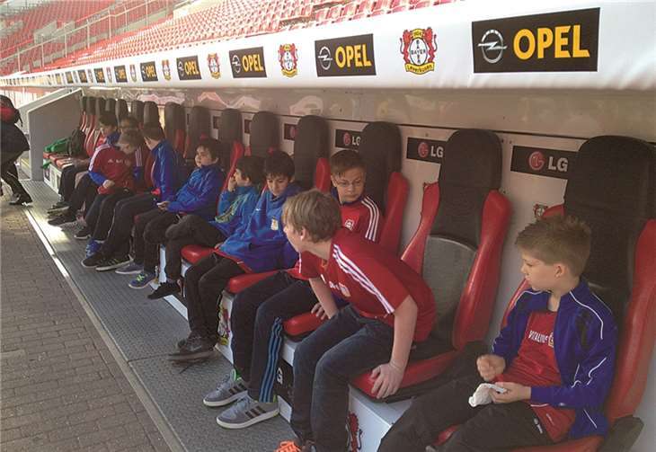 Auf der Trainerbank nahmen die Jugendlichen des SV Sayn natürlich auch Platz.
