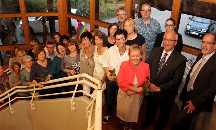 Auf der Treppe im Foyer der Arzbacher Limeshalle versammelten sich alle geehrten Mitarbeiterinnen und Mitarbeiter des Caritasverbandes Westerwald-Rhein-Lahn zum gemeinsamen Erinnerungsfoto. Vorgenommen wurden die Ehrungen von Caritasdirektor Frank Keßler-Weiß (rechts) und dem Vorsitzenden des Caritasverbandes, Bezirksdekan Heinz-Walter Barthenheier (2. von rechts). privat