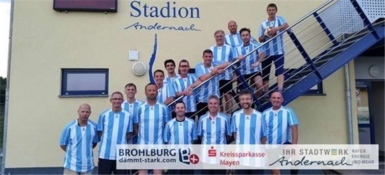 Auf der Treppe von oben nach unten: Günter Kossmann, Imad Issa, Michael Weise, Frank Betzing, Michael Wagner, Karl Hermann, Matthias Olck, Thorsten Juchem, Thomas Welter. Vordere Reihe von links nach rechts: Florian Bersch, Manfred Schneider, Jörg Lüddemann, Frank Witt, Jürgen König, Markus König und Ronny Zentowski. privat