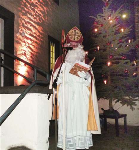 Auf der Treppe vor dem Thürer Dorfgemeinschaftshaus begrüßte der Nikolaus unzählige Besucher aller Altersklassen zur Eröffnung der Advents- und Weihnachtszeit.