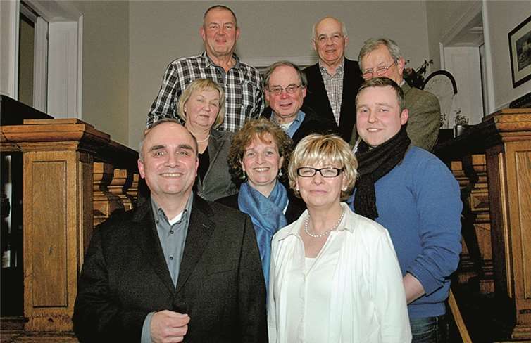 Auf der Treppe zu den Versammlungsräumen stellte sich der neue Vorstand zum Gruppenfoto auf.DL