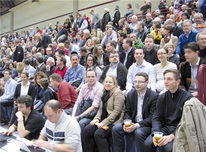 Auf der Tribüne der Koblenzer Conlog-Arena konnten die Mitglieder der Wirtschaftsjunioren Rhein-Ahr das Frauenbundesliga-Handballspiel der Vulkan-Ladies Koblenz/Weibern gegen die Trierer „Miezen“ verfolgen.WJ Rhein-Ahr