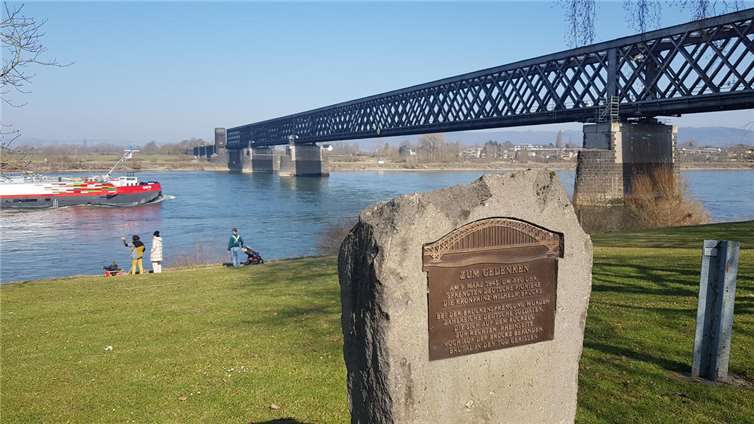 Auf der Umitzer Eisenbahnbrücke, auch Rheinbrücke Engers-Urmitz genannt, ereignete sich vor genau 25 Jahren ein ungewöhnlicher Vorfall.  Foto: H. Hohn